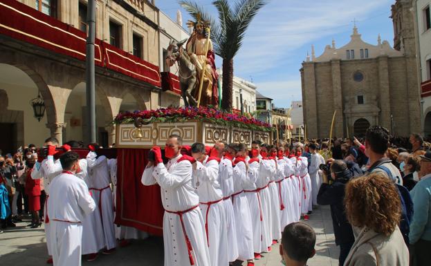 La Borriquita llenó calles y plazas en el Domingo de Ramos más esperado