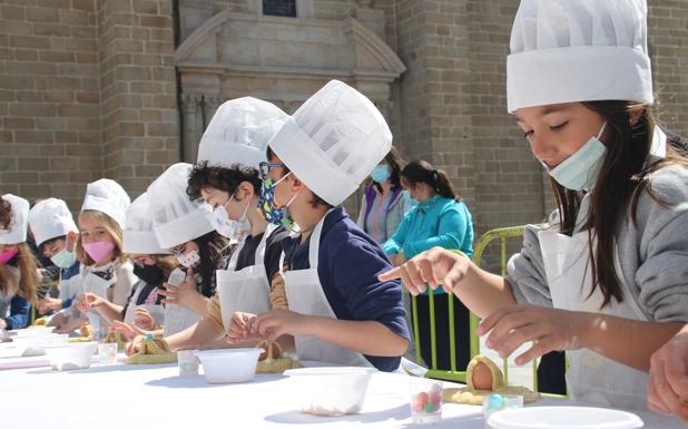 Los niños aprenden la receta del hornazo para que no se pierda la dulce tradición