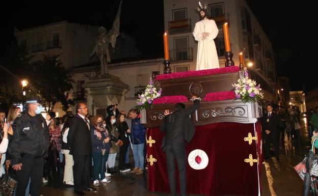 El Cautivo pudo estrenarse, procesionando solo por la Plaza de España por la lluvia