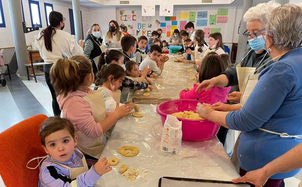 Los niños de Entrerríos aprenden a elaborar los dulces típicos de Semana Santa
