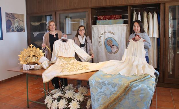 Las camareras ponen a punto a la Virgen de la Aurora para La Carrerita