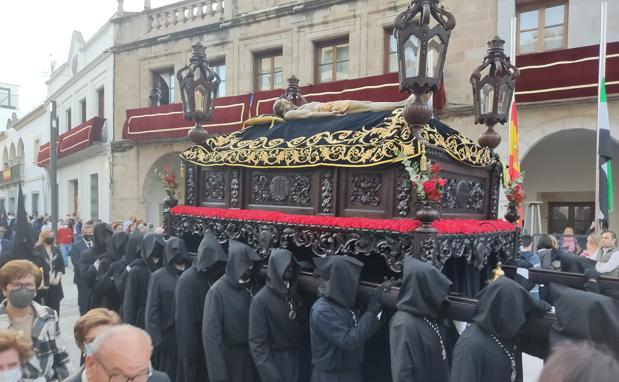 El Santo Entierro y la Virgen de la Soledad ofrecieron el desfile con más solemnidad en el Viernes Santo