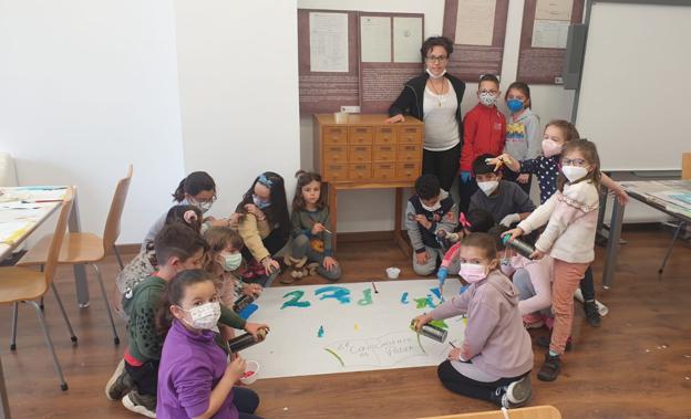 Los niños celebran el Día del Libro demostrando su creatividad con grafitis