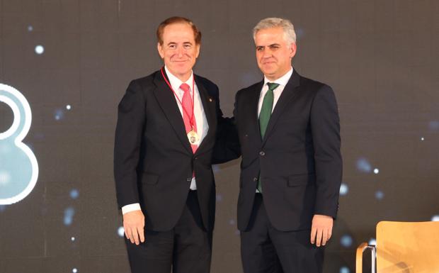 Antonio Huertas recibe la Medalla de Oro durante el Día de la Provincia