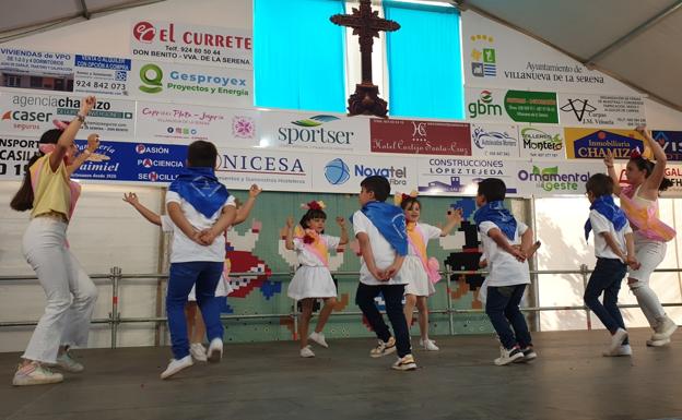 Un grupo de niños baila las 'mayas' en las fiestas de la Santa Cruz. /SOL GÓMEZ
