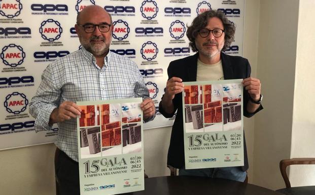 Fernando Segador y José Moreno muestran el cartel de la Gala del Autónomo y Empresa. /S. GÓMEZ