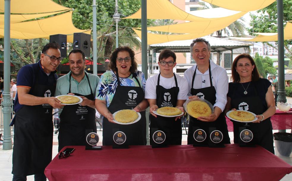 El meteorólogo Roberto Bresero fue retado, junto a otros invitados, a cocinar en directo la mejor tortilla de patatas en Villanueva. /SOL GÓMEZ