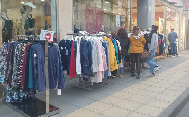 Las tiendas sacan sus artículos a la calle y sortean un talonario de 300 euros
