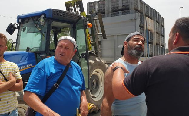 Los manifestantes han impedido el paso de tractores cargados de fruta. 