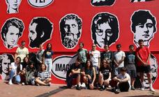 Los alumnos del IES Pedro de Valdivia crean un mural con personajes influyentes