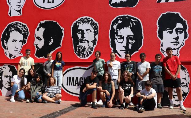 Los alumnos del IES Pedro de Valdivia crean un mural con personajes influyentes