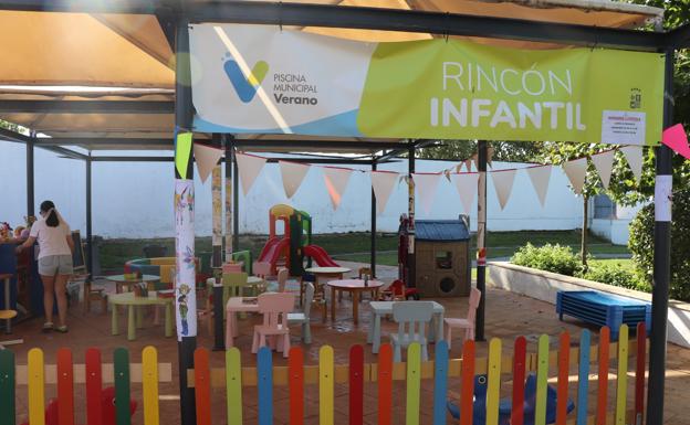 La piscina estrena zona lúdica y de lectura en papel y en ebook