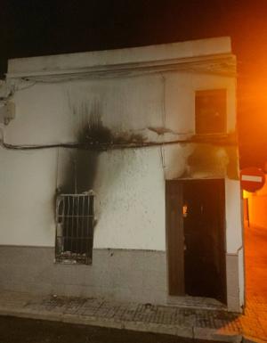 Exterior de la vivienda afectada por el incendio en Villanueva de la Serena. 
