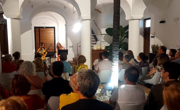 Gloria Jaramillo y Rebeca Santiago dan el primer concierto del Centro Charo Acero