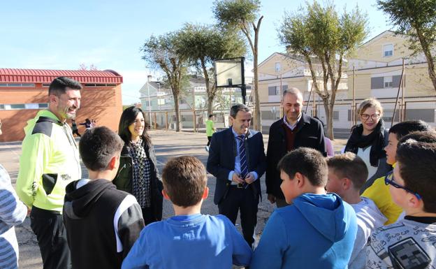 La Junta destina 338.000 euros a la construcción de una pista deportiva en el colegio Miguel de Cervantes