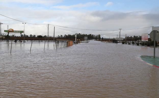 La carretera N-430 permanece cortada al tráfico a la altura de Valdivia