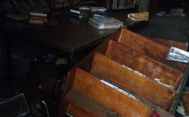 Un club de lectura villanovense recoge libros para repoblar la biblioteca de La Roca de la Sierra