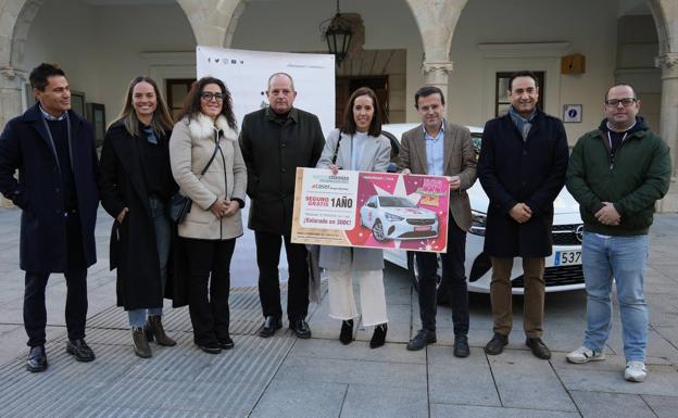 María José Lozano recoge las llaves del coche de la campaña de Navidad 'Comparte ilusión'