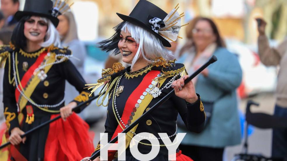 Niños y mayores disfrutan del tradicional desfile de carnaval