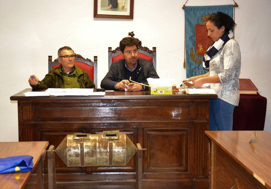 El Ayuntamiento realizó el sorteo de los ocho lotes de bellotas