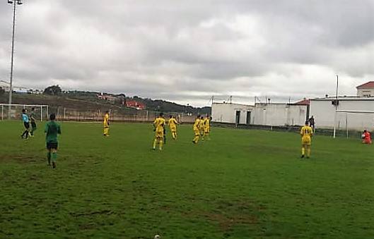 El Club de Fútbol de Alconchel entrena y juega en el campo local debido a las obras de su campo