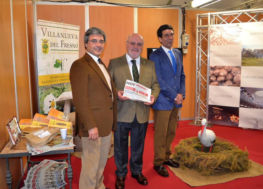 El ministro de Agricultura Portugués visita el stand local en Portel interesado en los nuevos regadíos