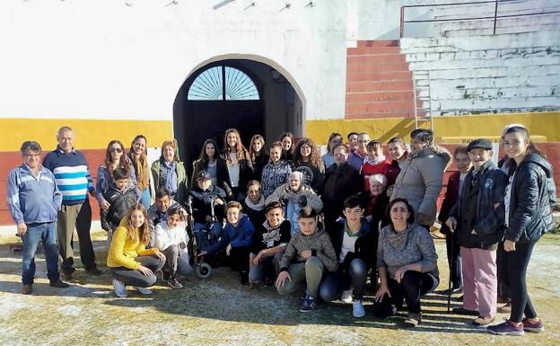 Los mayores disfrutaron de una excursión al aire libre por la localidad con el AMPA Nuevo Futuro