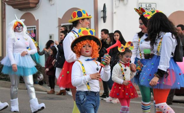 Las comparsas concursantes juveniles y adultas deberán participar en el desfile infantil del domingo