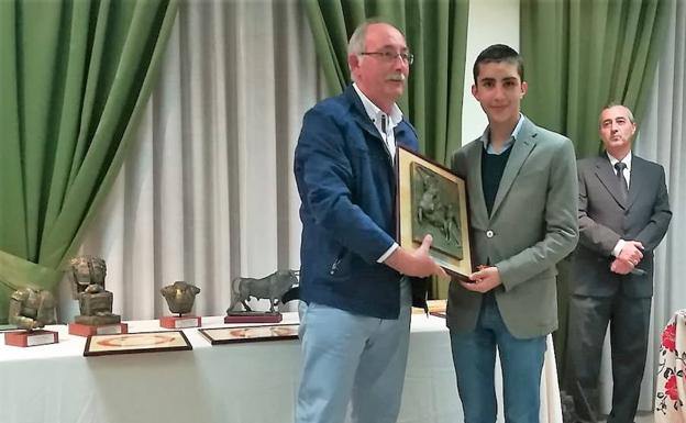 Manuel Perera, premiado por su temporada 2018 por la peña Luís Reina