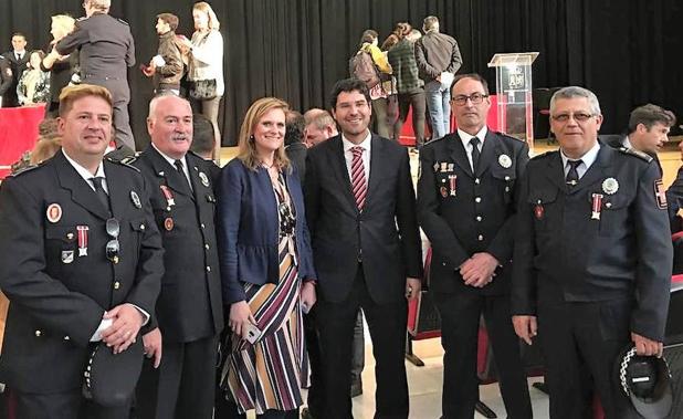 Cuatro agentes del cuerpo de la Policía Local reciben Medallas de Oro y de Plata por sus diferentes años de servicio