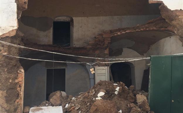 Se derrumba parte de la fachada y del interior de una vivienda en la calle Pablo Iglesias
