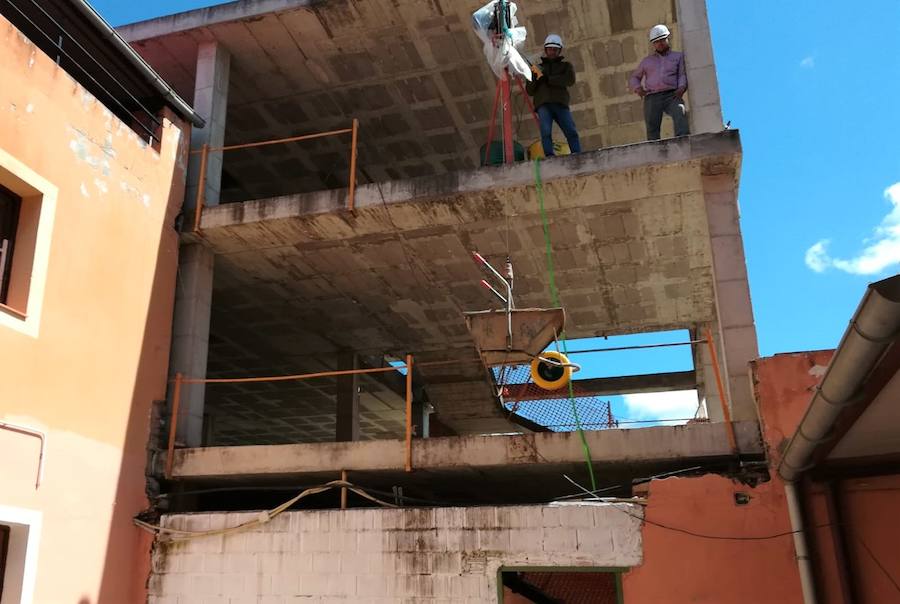 El Ayuntamiento comienza la obra de los Pisos Tutelados retomada con la Junta y Diputación