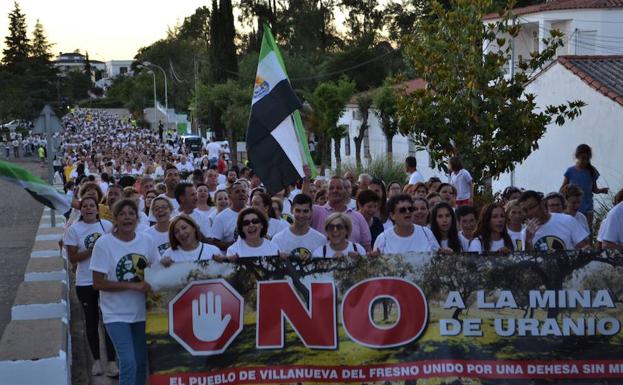 Más de 1.000 personas de España y Portugal se manifestaron en contra de la mina