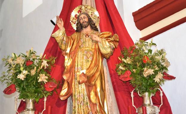 El mes dedicado al Sagrado Corazón de Jesús finaliza con su procesión