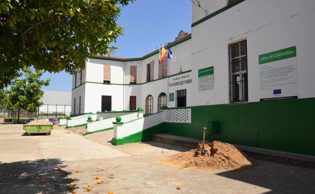 La Junta reforma los aseos, renueva las ventanas y el pavimento del patio del CEIP F.R. Perera