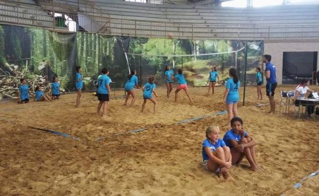 El equipo de voleibol Alconchel-Villanueva asistió al III Torneo de La Albuera de Voléy Playa