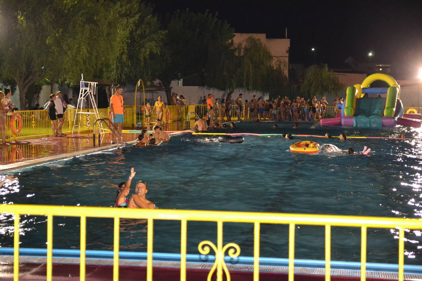 La piscina municipal acoge la V Fiesta Acuática Nocturna con hinchables