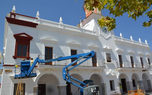 El majestuoso edificio del Ayuntamiento cambia su imagen con la renovación de la pintura