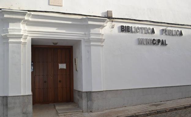 La Asociación de Mujeres expone los trabajos de sus cursos de pintura y restauración