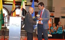 El exalcalde Joaquín Pérez Carrasco recibió la Encina de Plata por su destacada trayectoria