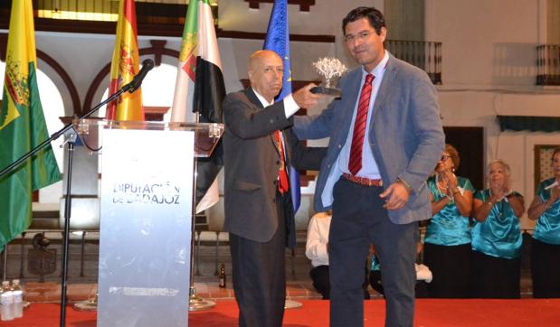 El exalcalde Joaquín Pérez Carrasco recibió la Encina de Plata por su destacada trayectoria