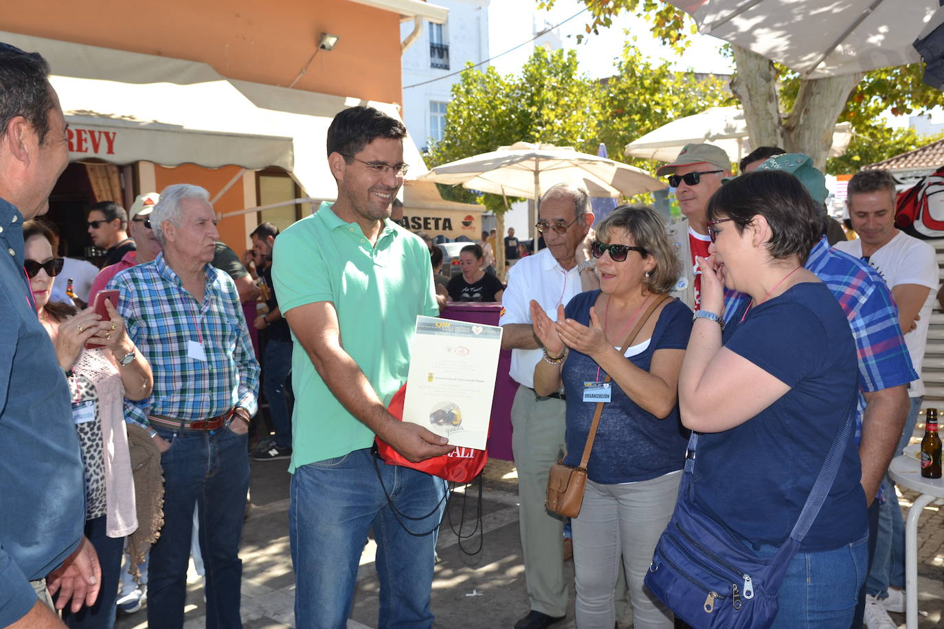 El VIII Rally Ibérico de motos y coches clásicos de Olivenza recaló en la localidad