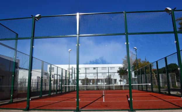 La pista de pádel pasará a ser cubierta con una inversión de 48.817 euros
