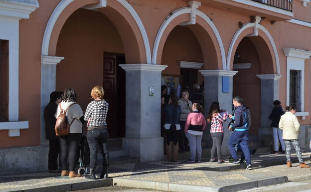 El Ayuntamiento reparte las acciones de senara que los agricultores compraran a los vecinos