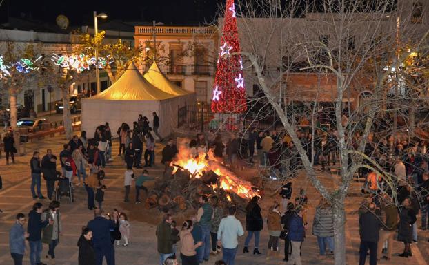 Los villanovenses comenzaron la nochebuena alrededor de la candela quemando gamonas
