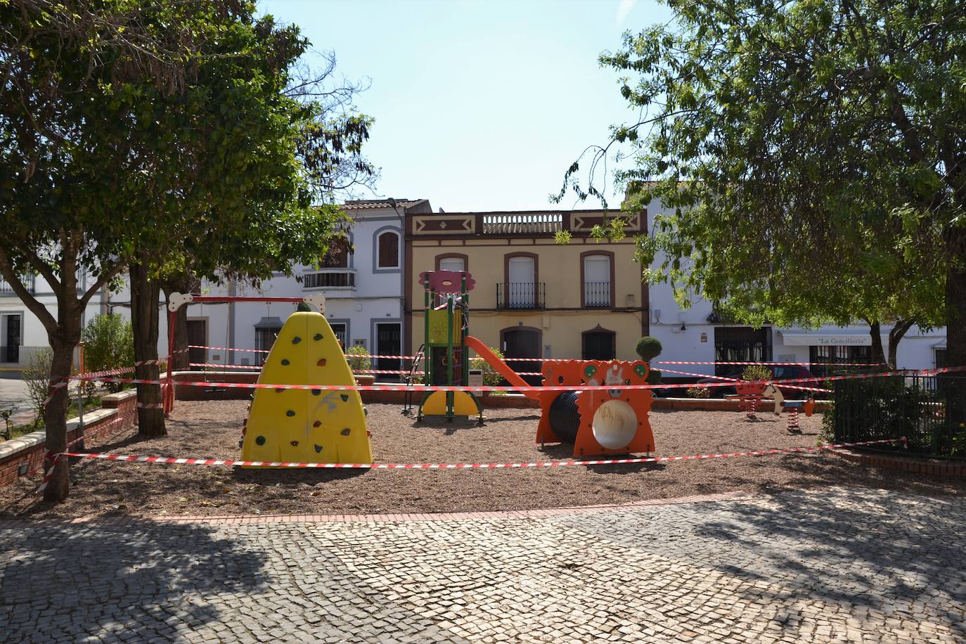 Los parques infantiles permanecerán precintados hasta nueva orden