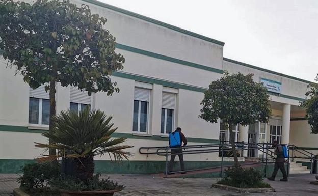 El Ayuntamiento desinfecta los puntos más transitados de la localidad