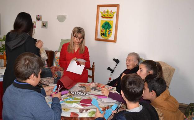 El Ayuntamiento activa un servicio de videollamadas para los usuarios de los Pisos Tutelados