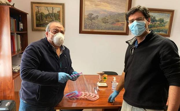 El Ayuntamiento continua con la distribución de viseras a los colectivos más vulnerables