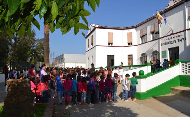 Los alumnos del C.E.I.P recibirán los libros de texto del 3º trimestre de manos del Ayuntamiento